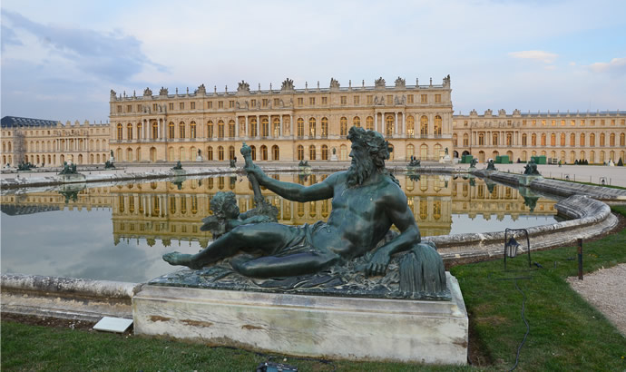 Версальский дворец, построенный Людовиком XIV в 20 км к юго-западу от Парижа.